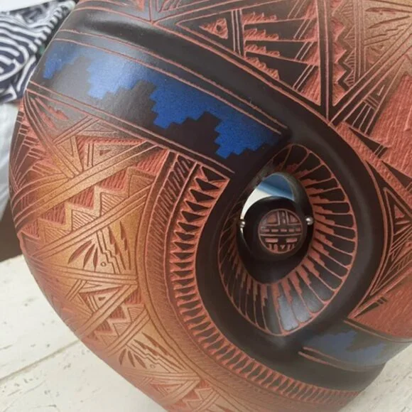 Laguna Pueblo Indian Hand Etched pottery/vase by J.R & Diane Aragon-signed